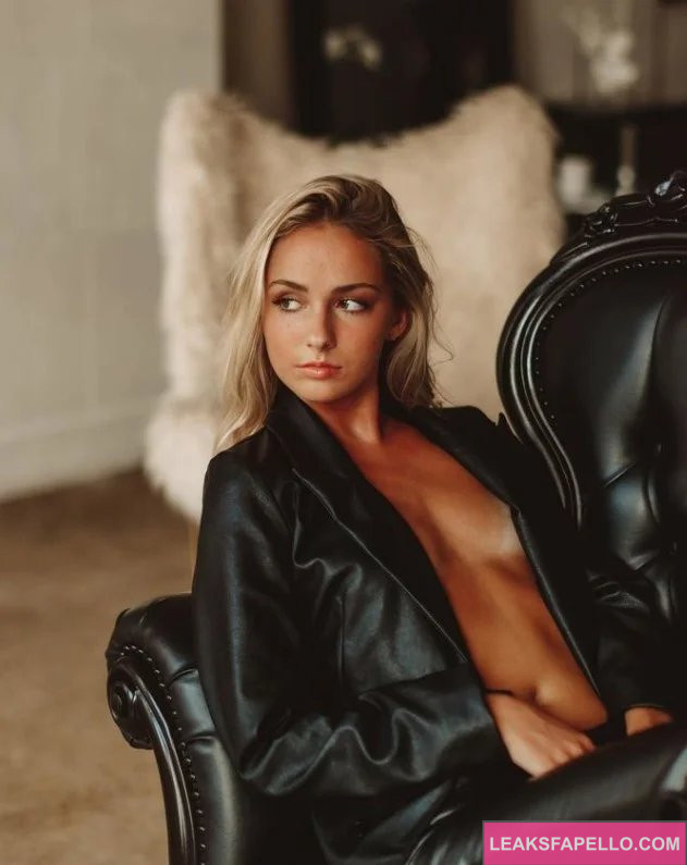 Natalie Reynolds @nataliereynoldss OnlyFans wearing lack leather jacket on the couch sexy ody