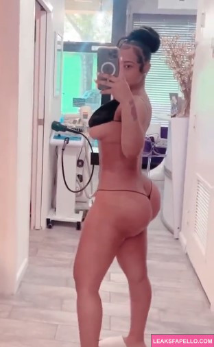 Thick OnlyFans model Sarah Wattley (@so_youjade) OnlyFans Leaks wearing black two piece bikini mirror shot showing her thick ass and big tits