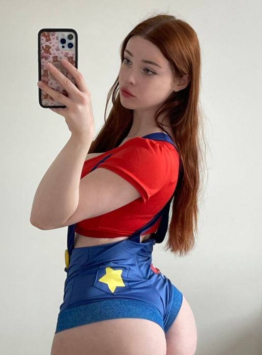 okichloeo selfie pic wearing red cropped top and blue pants 