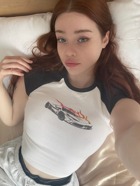 Okiichloeo wearing white t-shirt on bed 