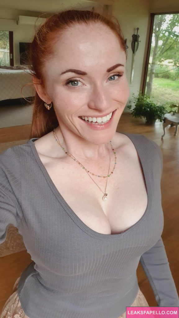 LoveAmyPond @loveamypond OnlyFans big tits redhead big tits thick ass hot sexy only fans model wearing grey longsleeves