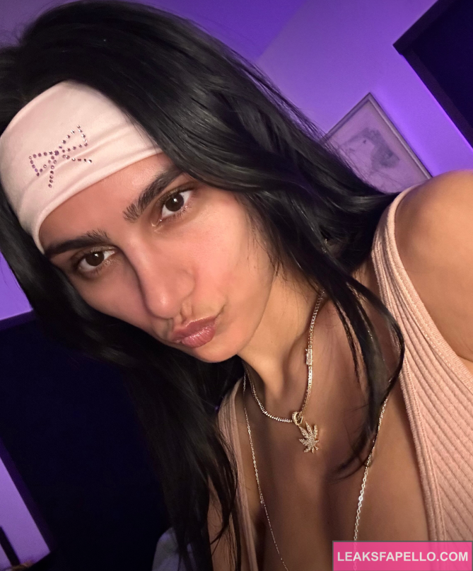 Mia Khalifa close up face selfie