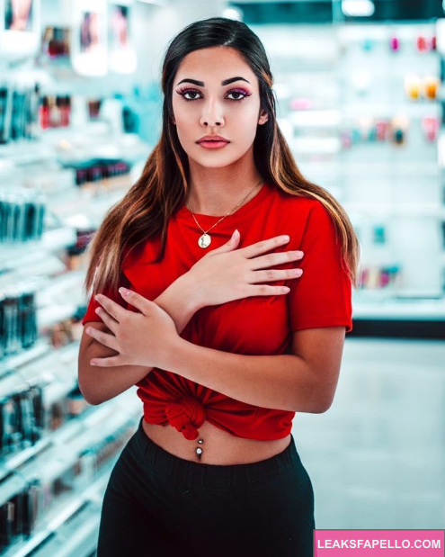 Amariah Morales takes sexy modelling picture in supermarket wearing a red tee