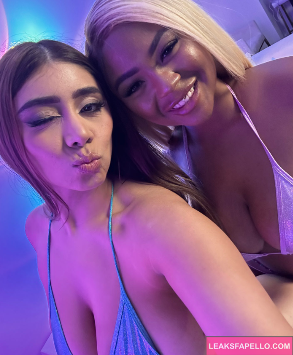 Violet Myers takes a wholesome selfie with co-star and colleague