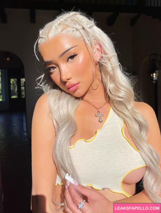 Nikita Dragun cosplay as Daenerys Targaryen mother of dragons