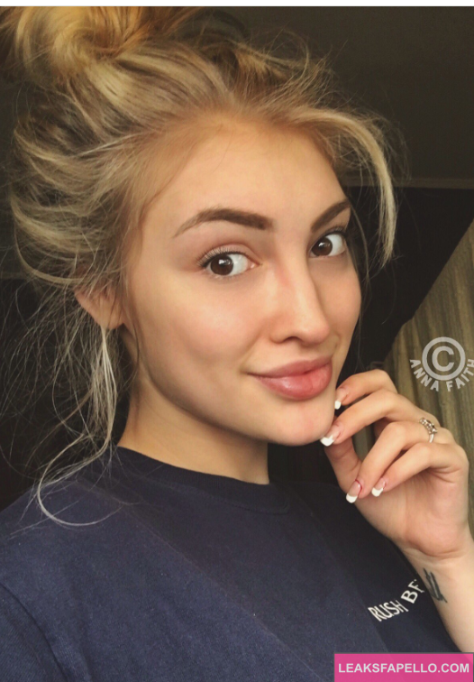 Anna Faith taking sexy picture