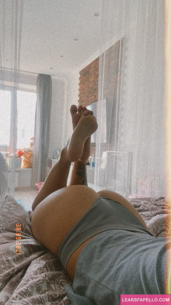 Ivy Illusion @ivyillusion OnlyFans hot sexy tattoed thick ass only fans model wearing grey panties and top on the bed