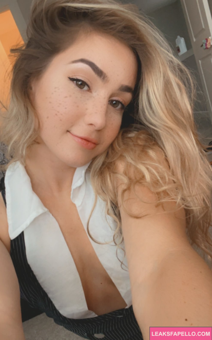 Livv Fitt takes sexy selfie and shows off beautiful blonde hair and freckled face