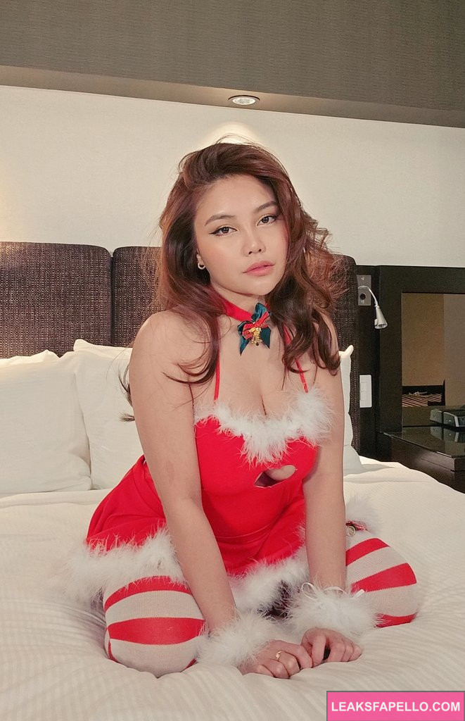 Mizzi Mie @mizzimie OnlyFans cosplayer big tits sexy thick ass only fans hot model wearing red christmas outfit lingerie