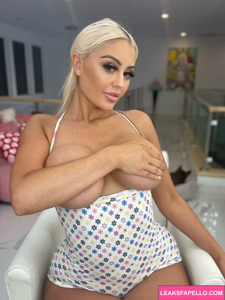 Danii Banks @daniibanks OnlyFans thick gyatt big tits hot only fans model wearing sexy dress covering her tits