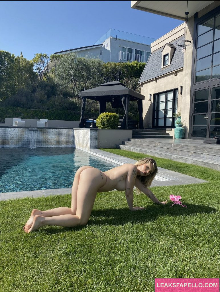 Lottie Moss @lottiemossof OnlyFans hot blonde only fans model naked by the pool