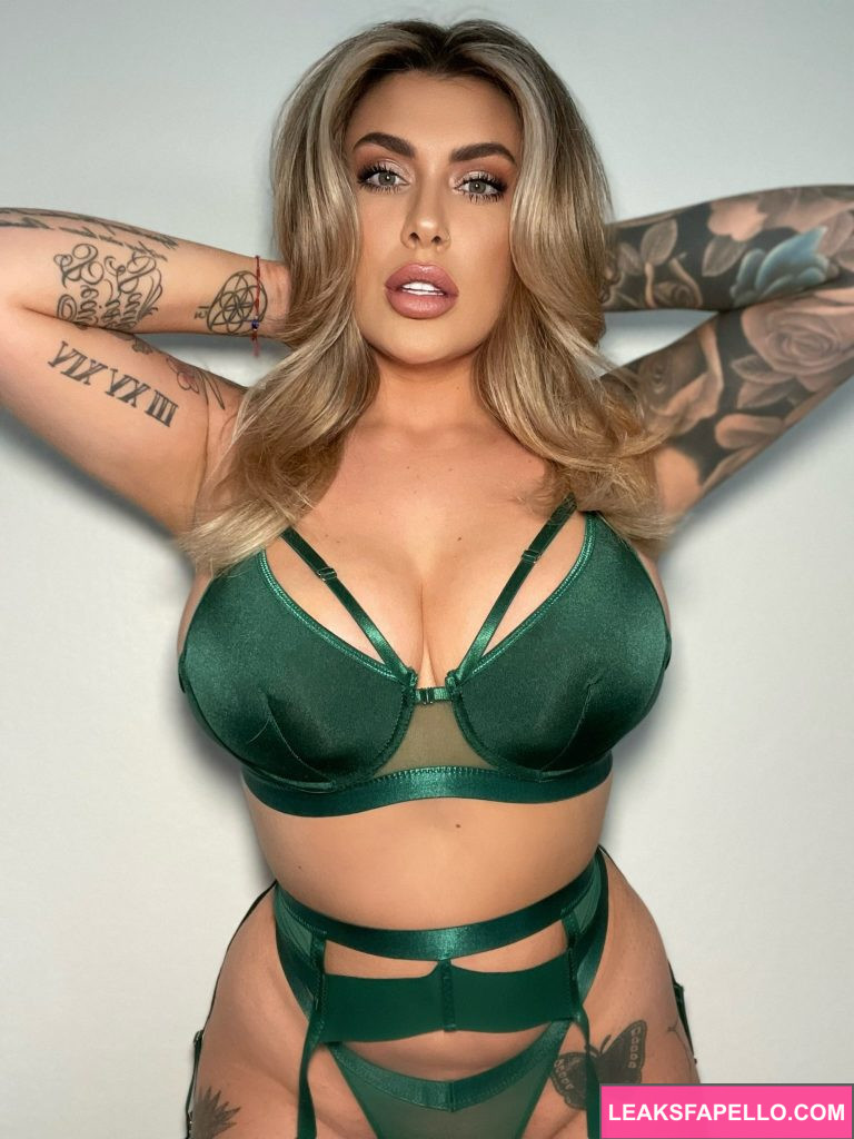 Ana Lorde @ana.vip OnlyFans big tits hot milf busty only fans model wearing green sexy lingerie