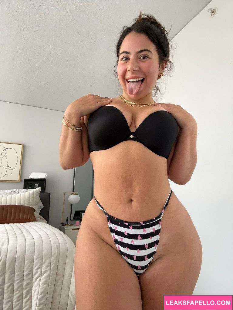 Dani @Lilthiccckk OnlyFans big tits thick ass chubby only fans model wearing black bras and sexy bottom