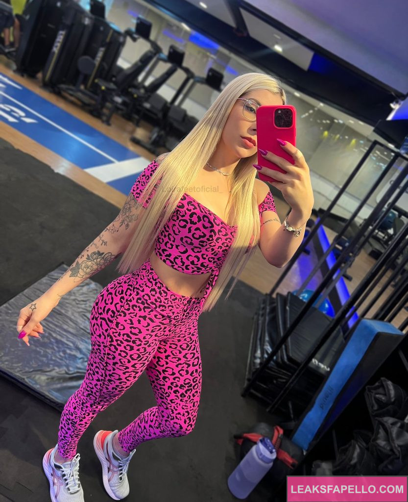 Loira Feet @loirafeet OnlyFans big boobs thick ass only fans model wearing pink gym outfit 