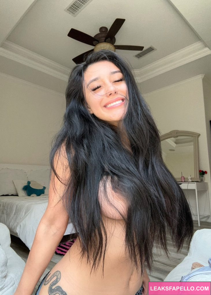 Yamillca @laconejaaa OnlyFans super sexy hot big tits big ass only fans model naked on her bedroom