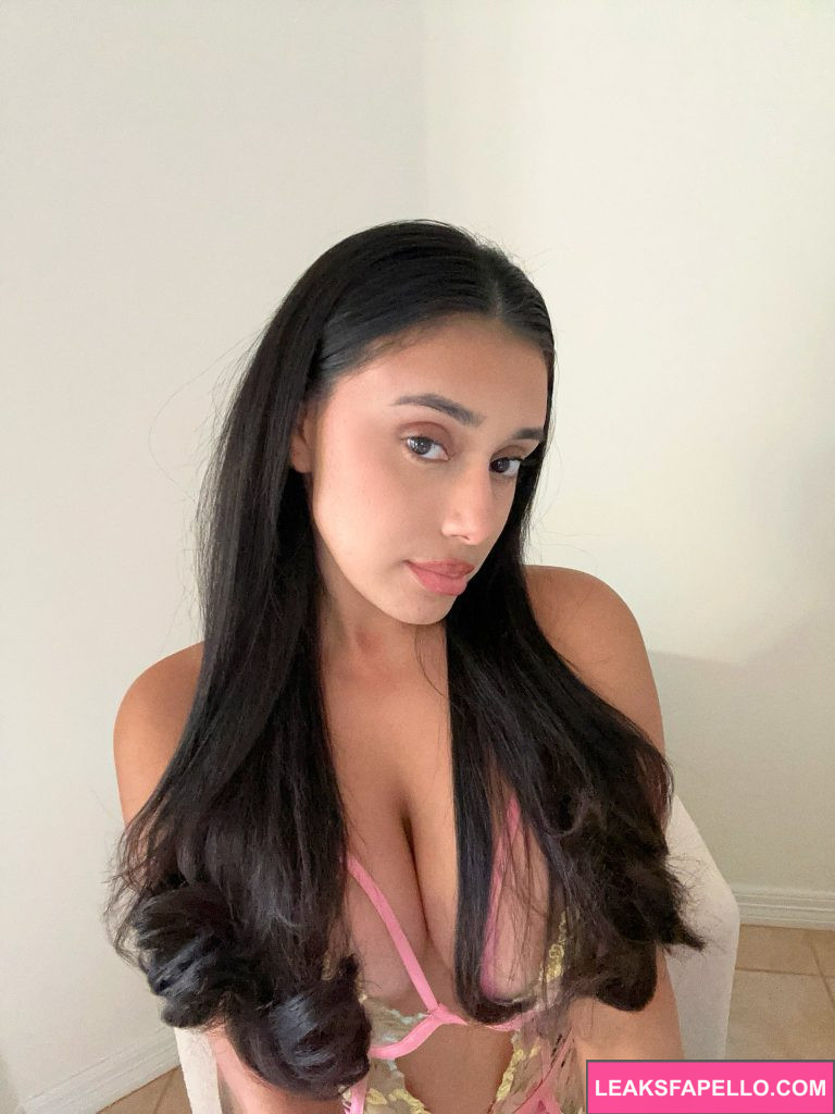 Yamillca @laconejaaa OnlyFans super sexy hot big tits big ass only fans model wearing pink lingerie