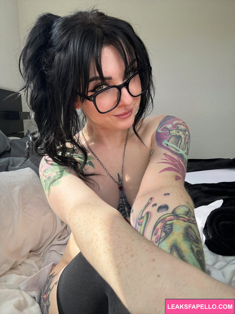 Lizzi Blake @lizziblakecams OnlyFans super hot tatted only fans model naked sexy picture on the bed