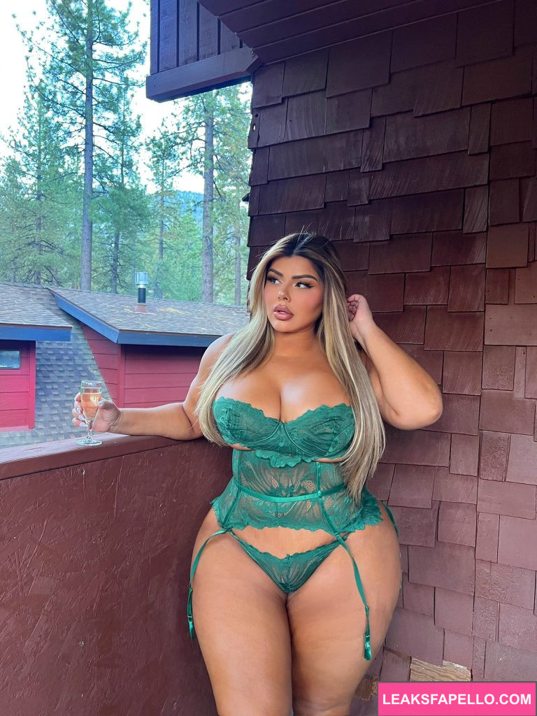 Shell Raven @shellravenvip OnlyFans thick busty only fans model wearing green lingerie