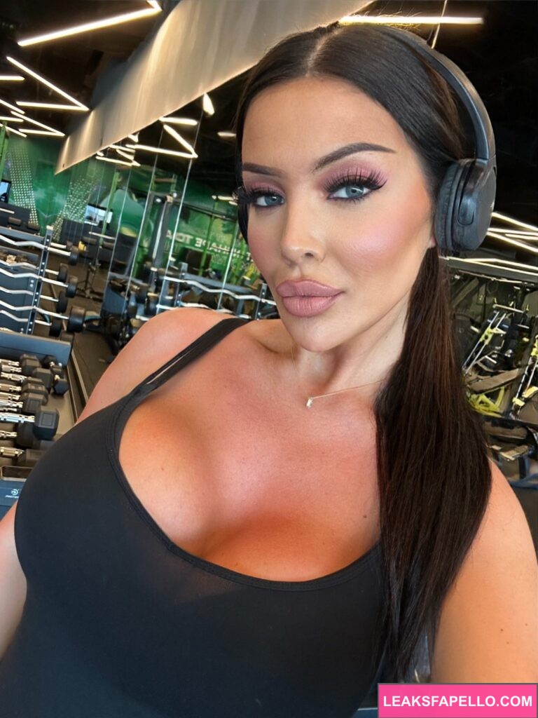 Pariz Zianna @pariz_zianna OnlyFans MILF model wearing black top 