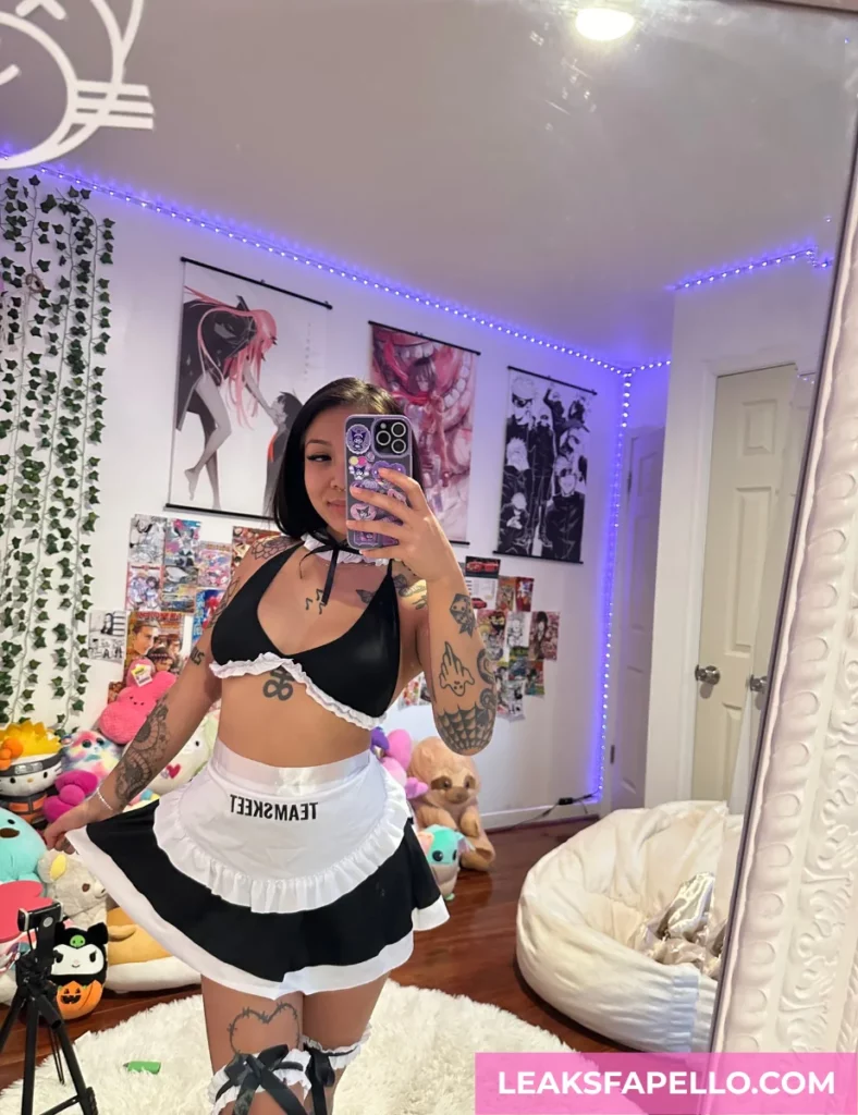 Yumi Sin in her sexy maid outfit