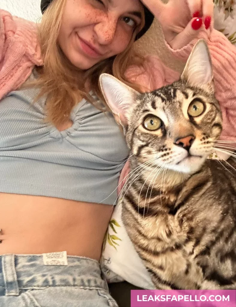 Demi Hawks selfie with her cat
