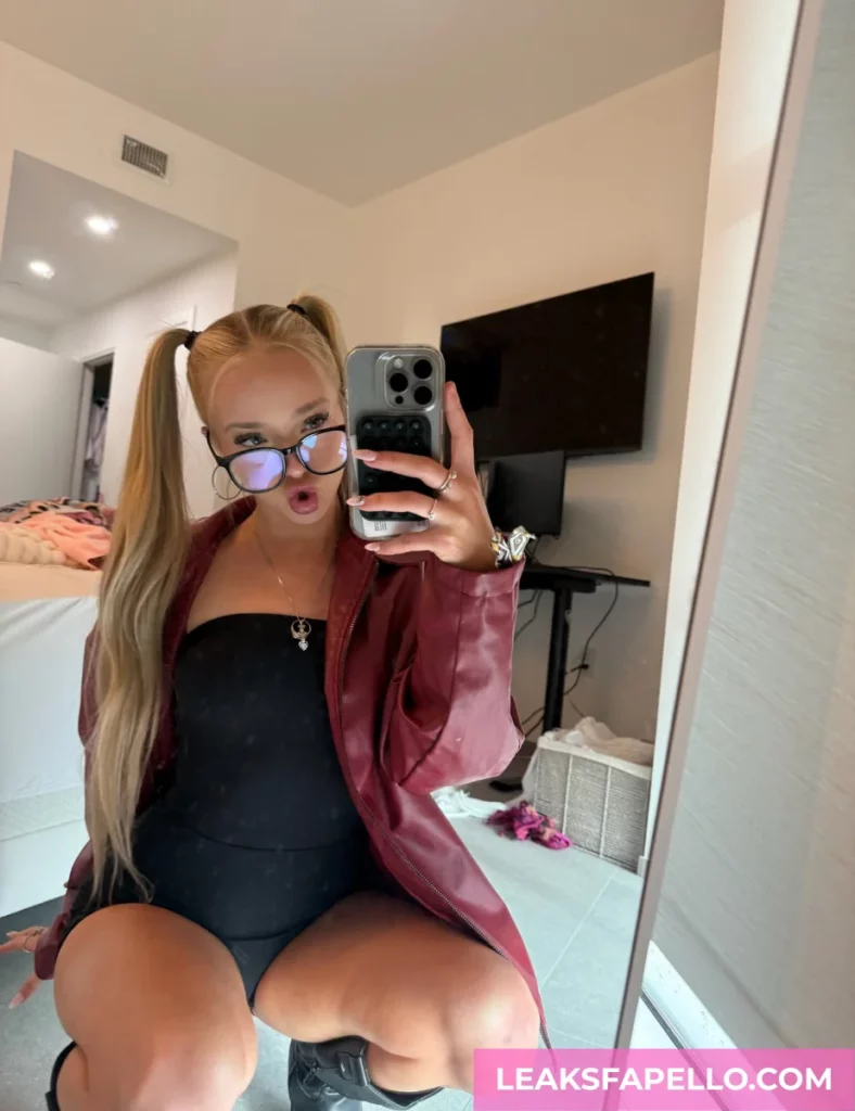 Julia Filippo mirror selfie