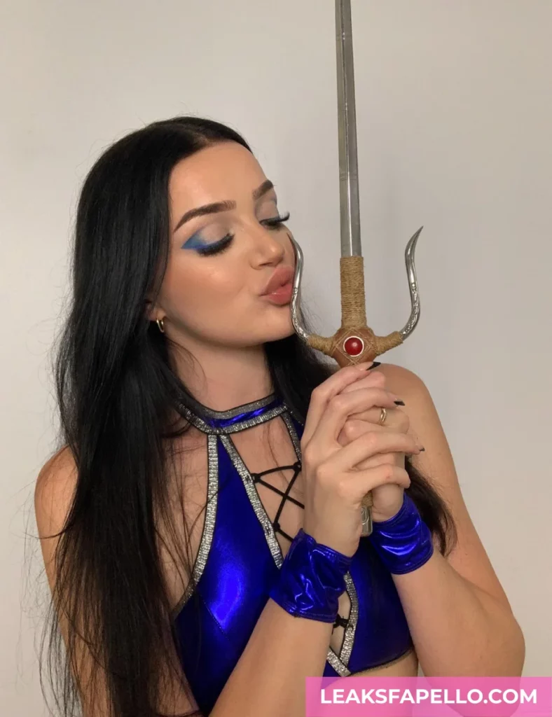 Megan Rogerson cosplay