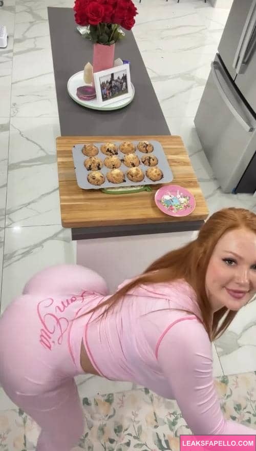Bambi Doe showing her thick ass with muffins