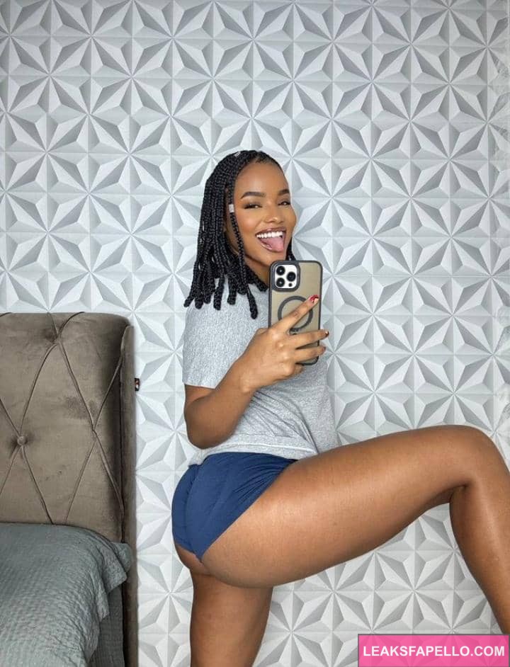 Larissa Silva taking a goofy pics while showing her ass