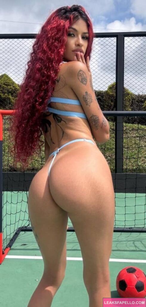 Renata Lima showing her ass cheeks in a tennis court