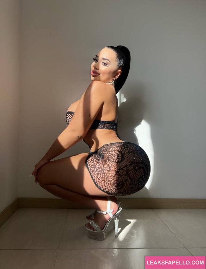 Valentina Perez in a sexy net squatting