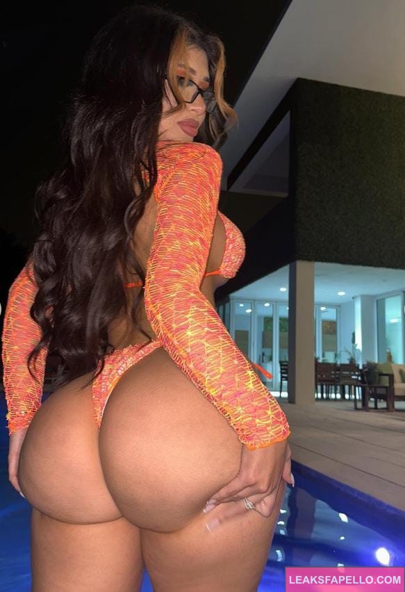 Lilianaheartsss carrying her ass cheeks