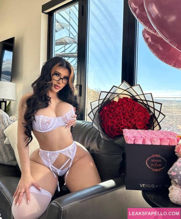 Lilianaheartsss in a sexy lingerie holding a bouquet of roses
