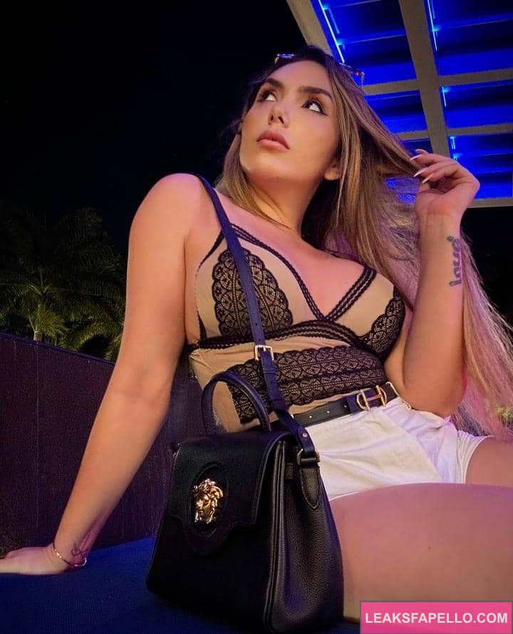 Mimi Boliviana lost in thoughts