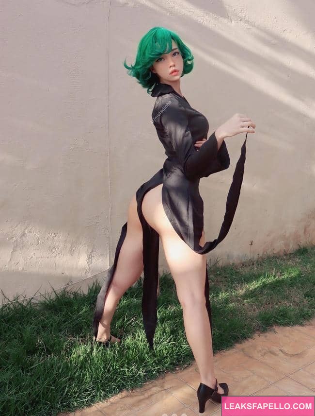 Meladinha in a Tatsumaki cosplay costume showing her ass