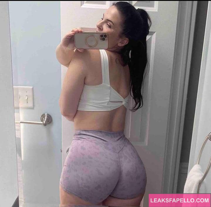 Gianna J giving a shot of her butt