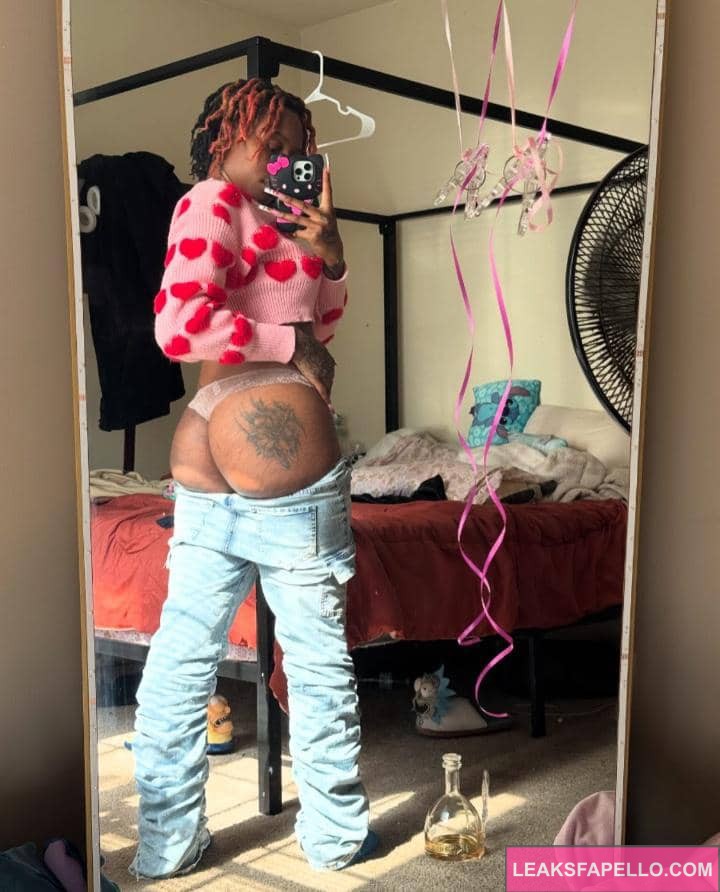 Mommy Mo strip teasing with jeans trouser off 