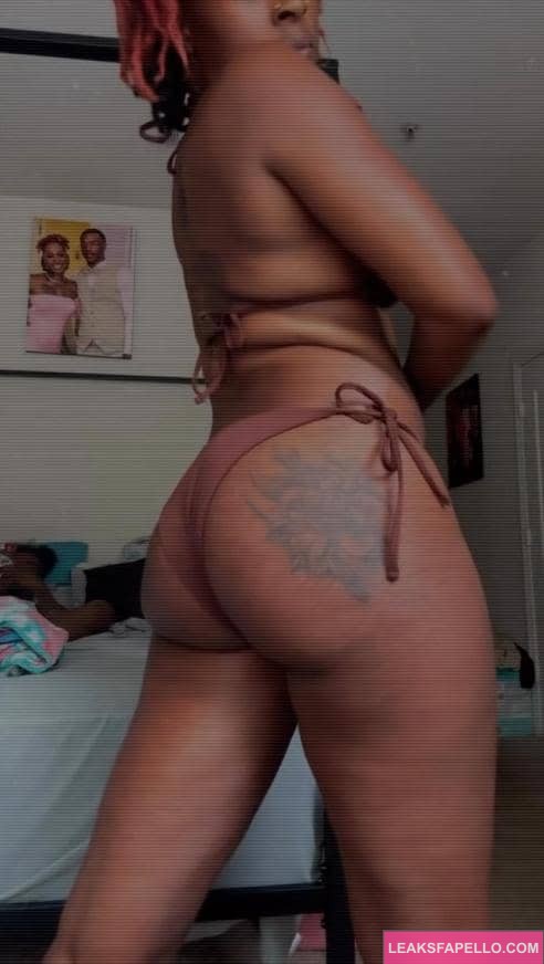 Mommy Mo showing off her ass