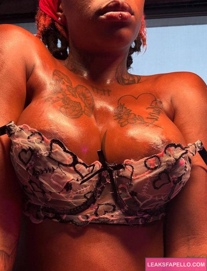 Up close view of Mommy Mo's boobs 