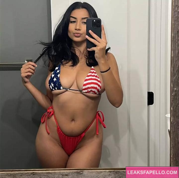 Roxie Sinner in a sexy bikini