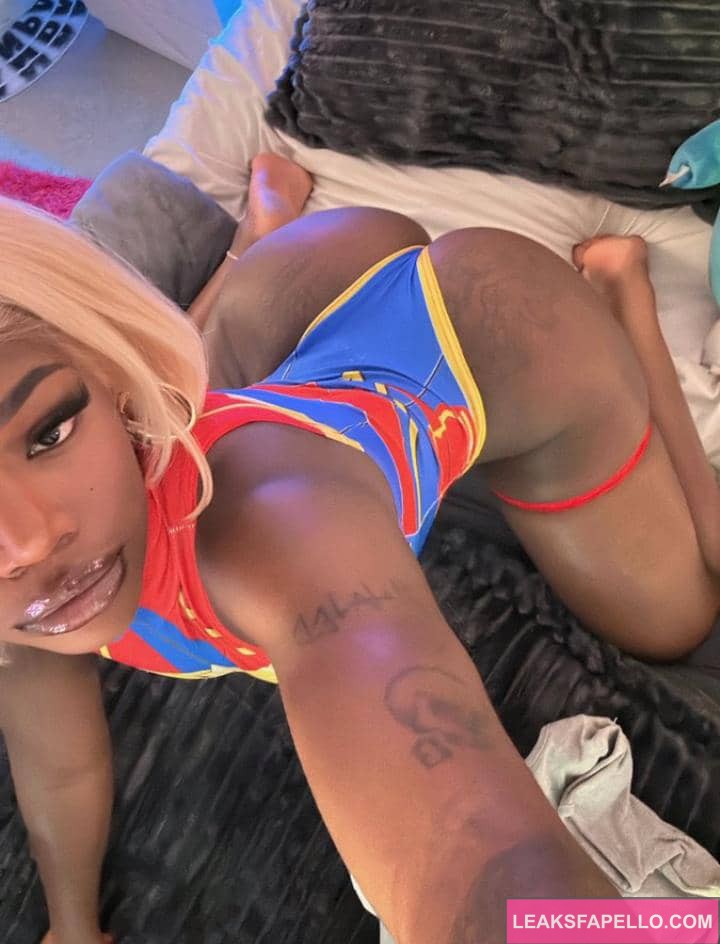 May Hashira bending over and showing her ass
