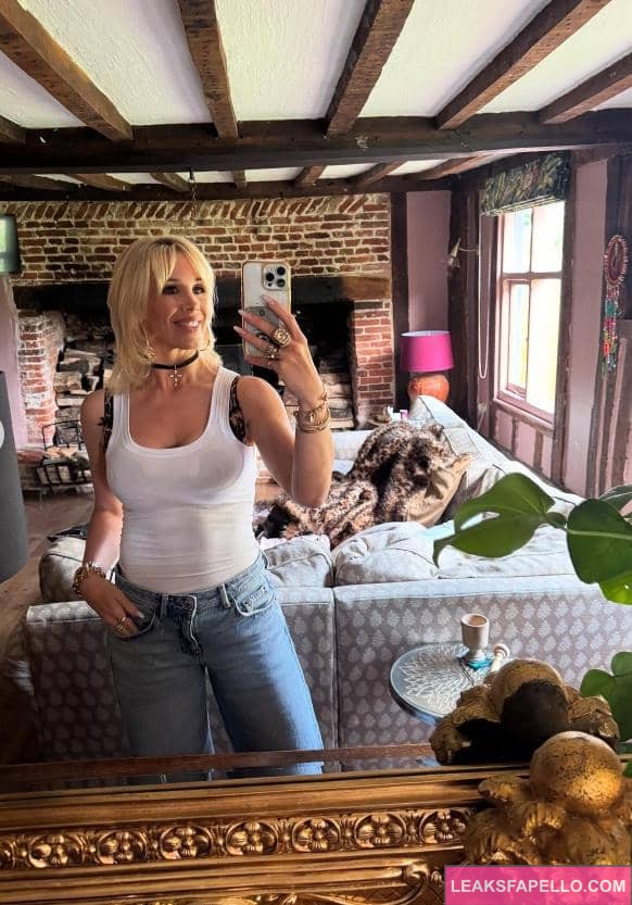 Rebecca More taking a selfie