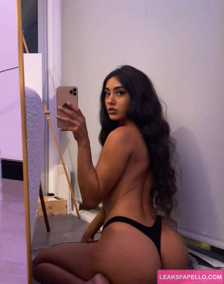 Teekay taking a mirror selfie of her ass