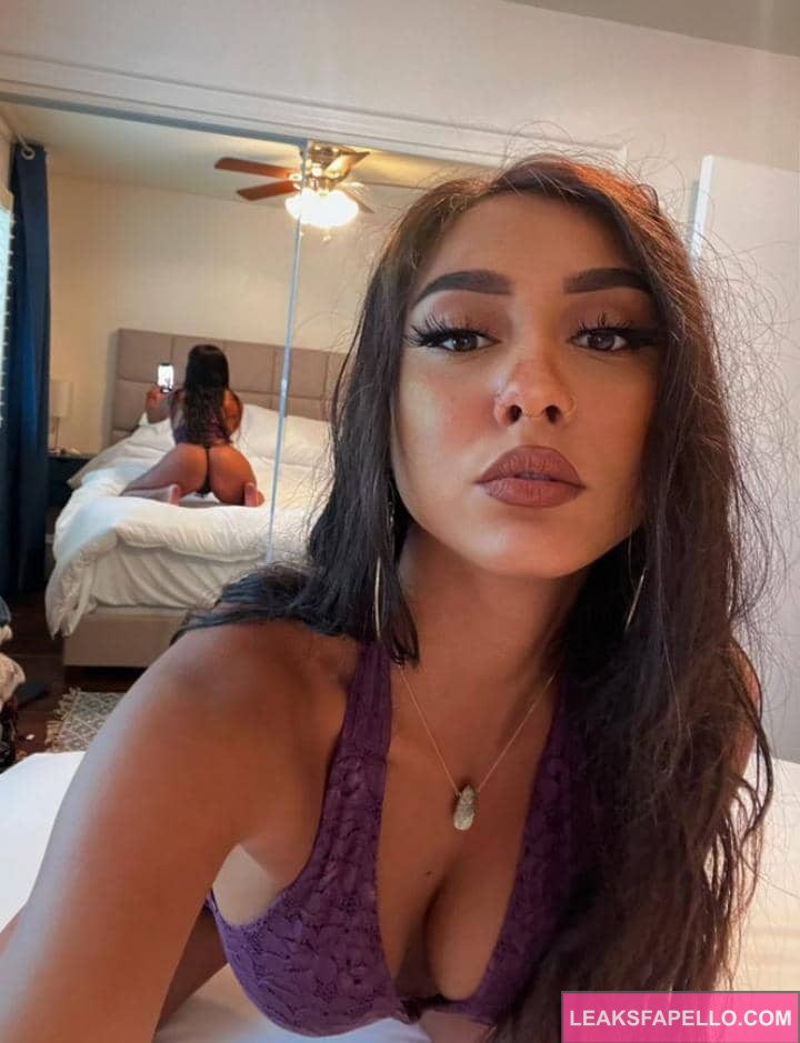 Teekay taking a mirror selfie of her ass