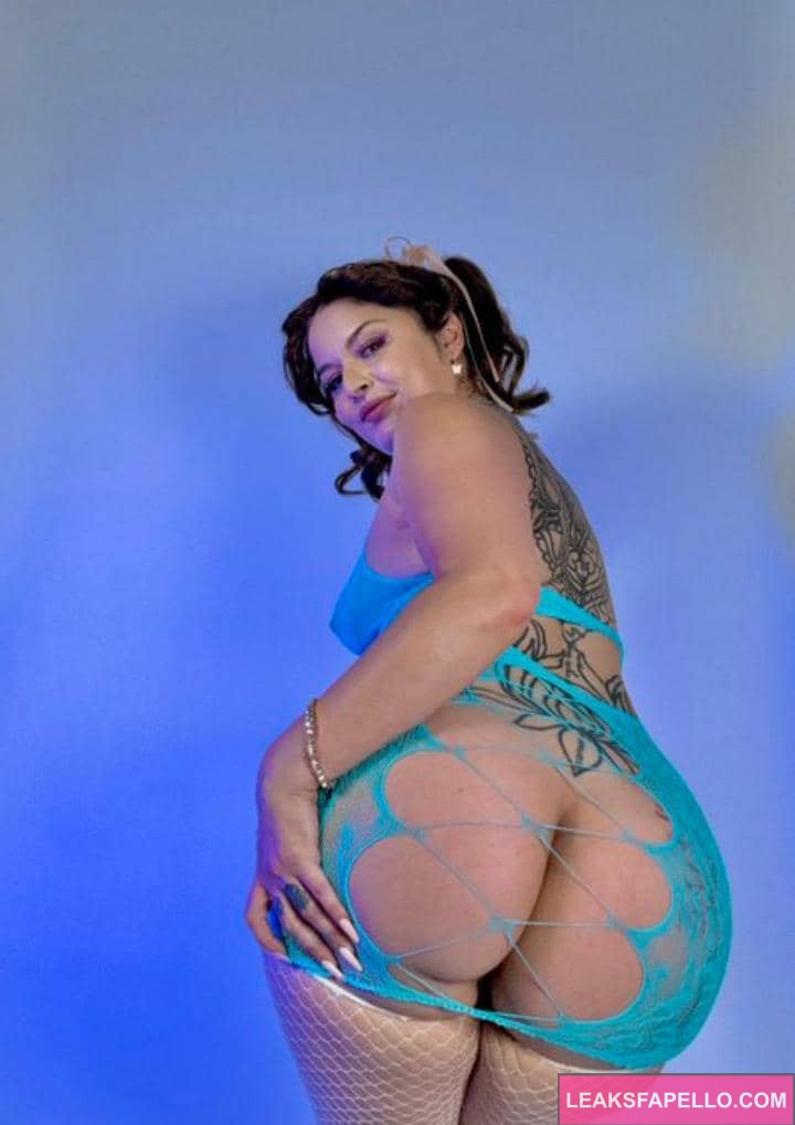 Vanessa Vega showing off her ass