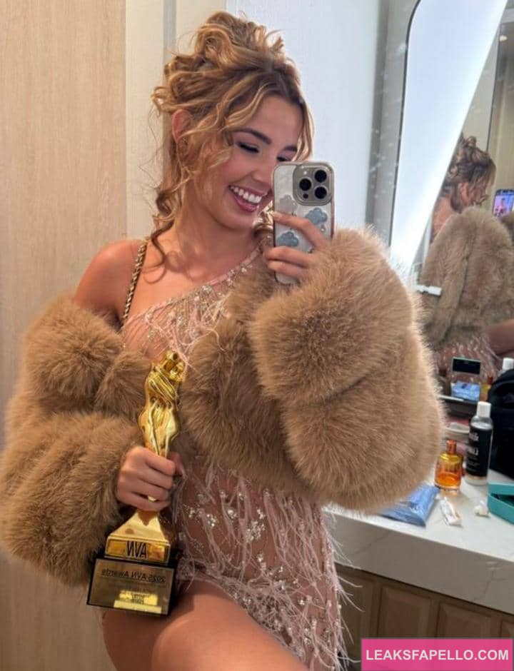 Agatha Vega taking a mirror selfie with an AVN award