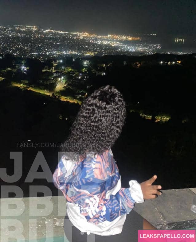 Jabubblebutt looking at the sky