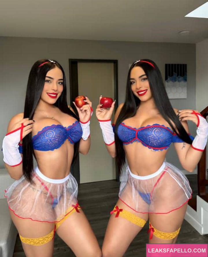 Gemelas Abello cosplay as sexy snow white