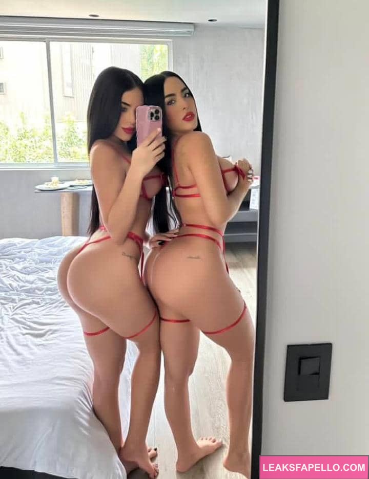 Gemelas Abello taking a mirror selfie of their ass
