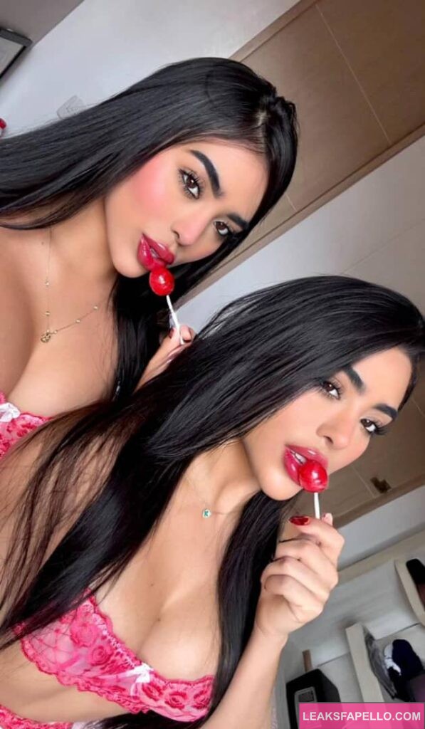 Gemelas Abello both licking a lollipop